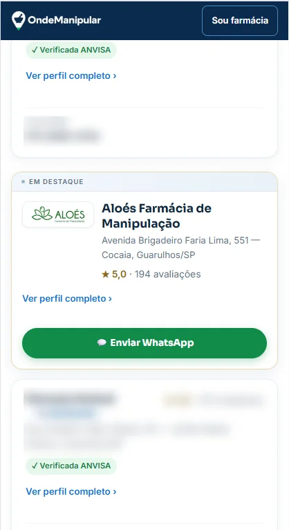 Na tela do celular, o card Em destaque da Aloés entre dois cards gratuitos, com logo, nota 5,0 e botão Enviar WhatsApp.